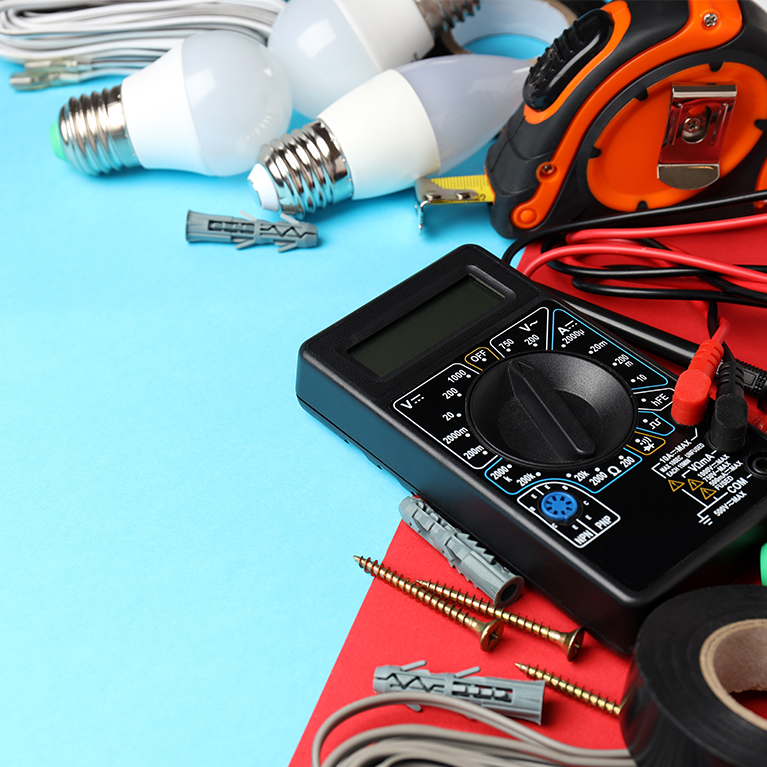 Multimeter und Messwerkzeug für Elektroprüfungen