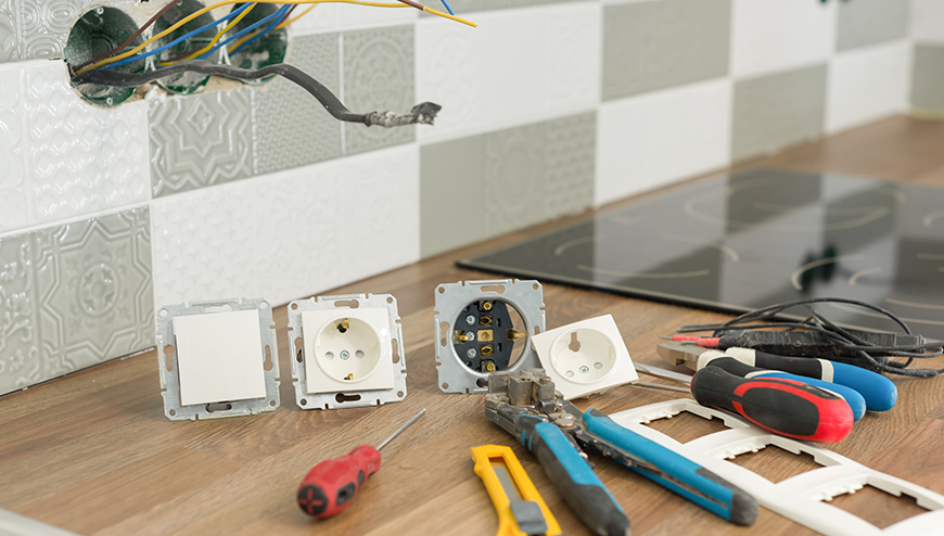 Techniker bei der Installation einer Notstromanlage
